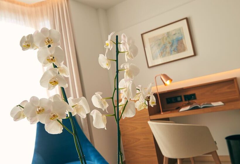 اتاق لوکس با چشم‌انداز دریا, Es Princep   The Leading Hotels Of The World