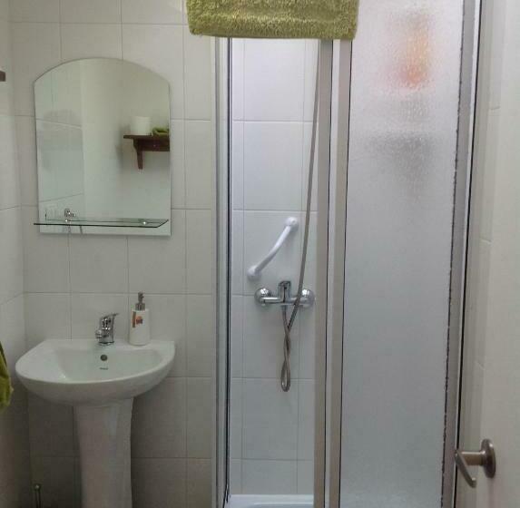 اتاق استاندارد یک تخته با سرویس بهداشتی مشترک, Pontoval B&b
