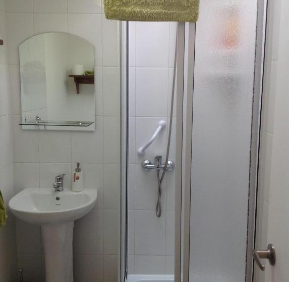 اتاق استاندارد با سرویس بهداشتی مشترک, Pontoval B&b