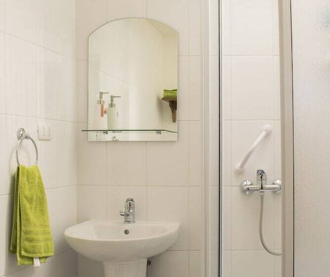 اتاق استاندارد یک تخته با سرویس بهداشتی مشترک, Pontoval B&b