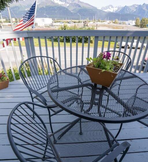 سوئیت با بالکن, Bears Den Alaska Lodging