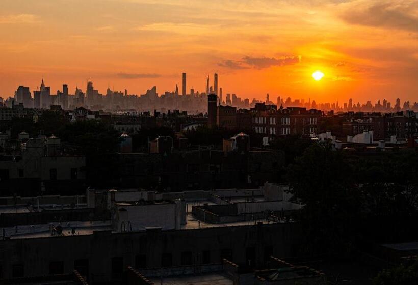اتاق لوکس, Elmhurst