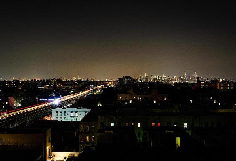 اتاق لوکس, Elmhurst