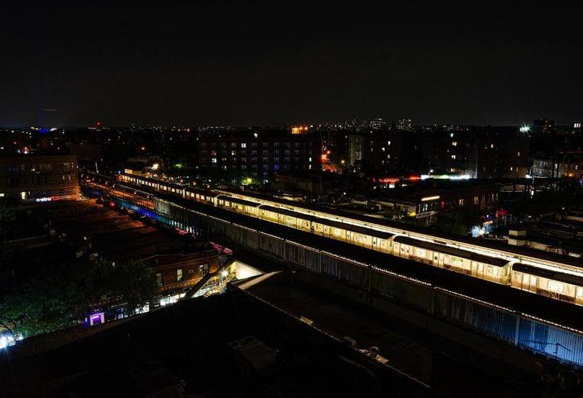 اتاق لوکس با تخت بزرگ, Elmhurst