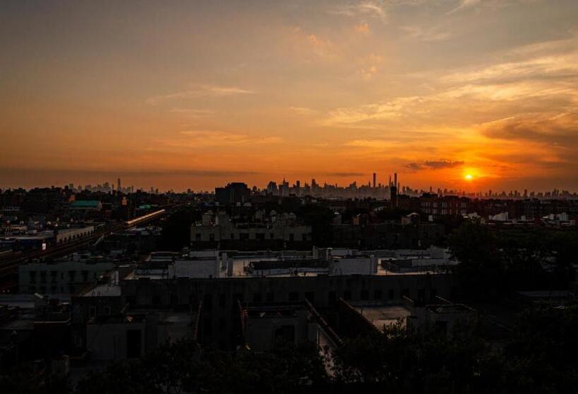 اتاق لوکس با تخت بزرگ, Elmhurst