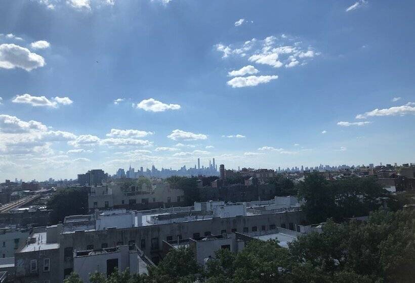 اتاق لوکس, Elmhurst
