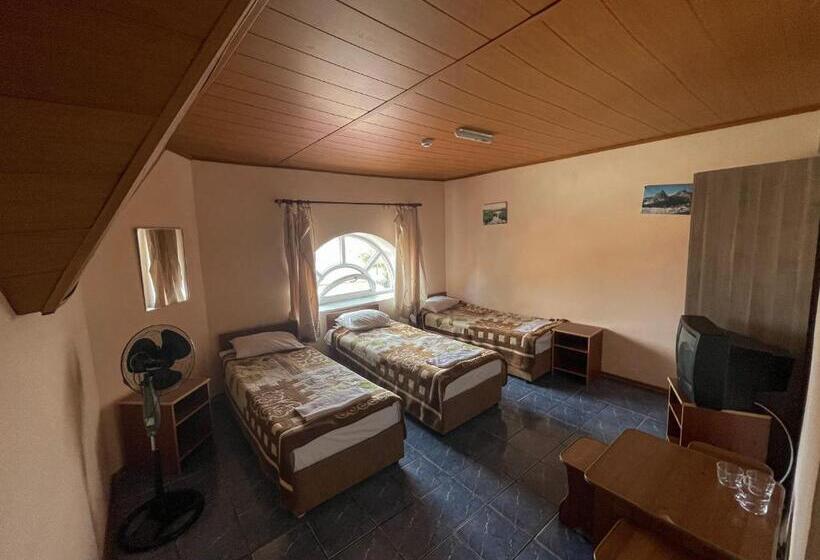 Economy Triple Room, Gloria Standard