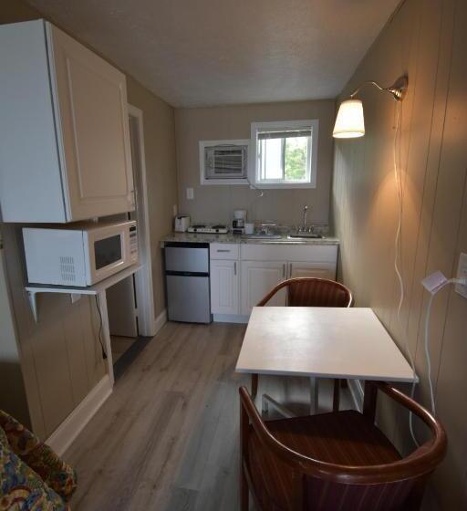 اتاق لوکس با چشم‌انداز دریا, Island View Motel