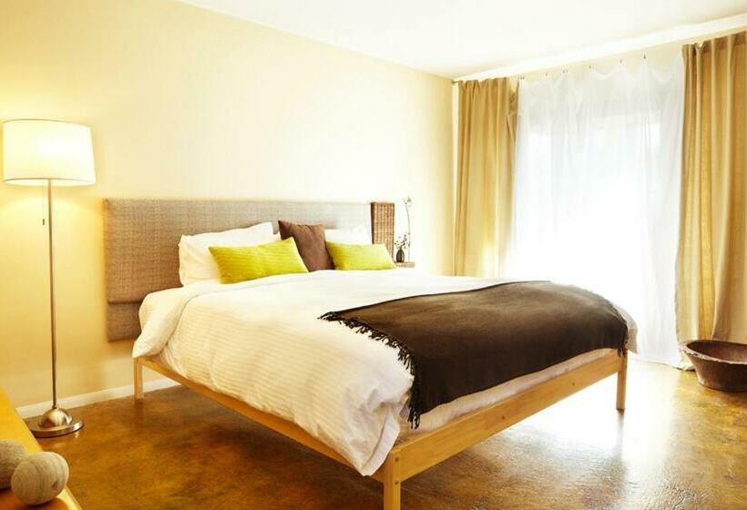 اتاق استاندارد با چشم‌انداز استخر, The Spring Resort & Spa