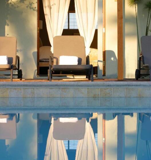 اتاق استاندارد با چشم‌انداز استخر, The Spring Resort & Spa