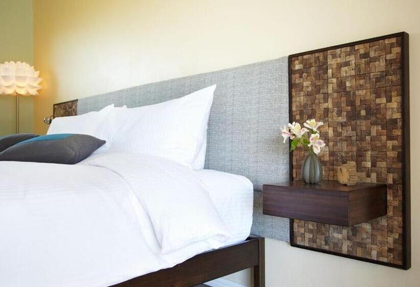 اتاق استاندارد با چشم‌انداز استخر, The Spring Resort & Spa