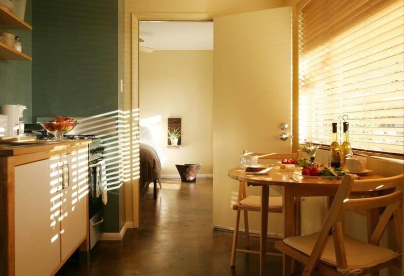 اتاق استاندارد با چشم‌انداز استخر, The Spring Resort & Spa