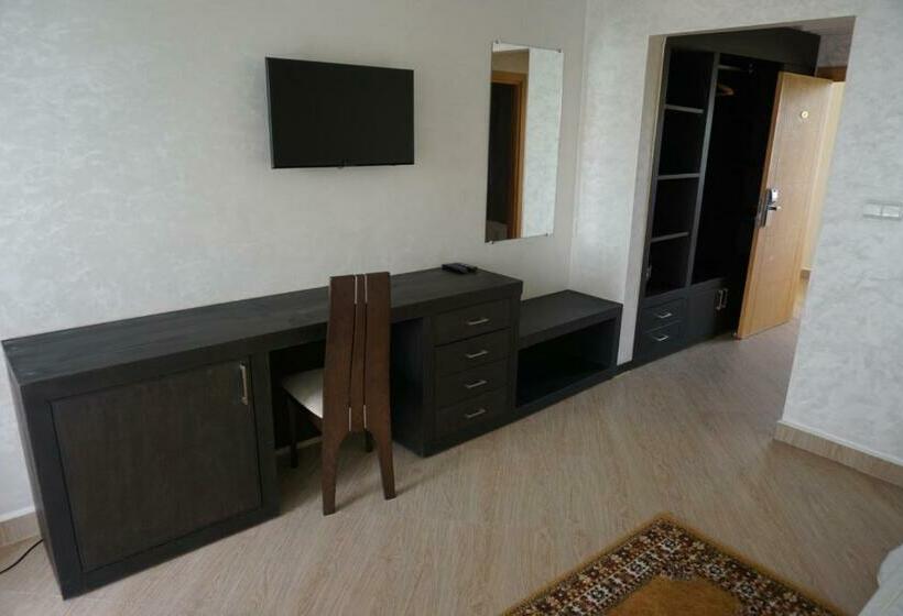 اتاق لوکس با چشم‌انداز استخر, Sun Beach Med