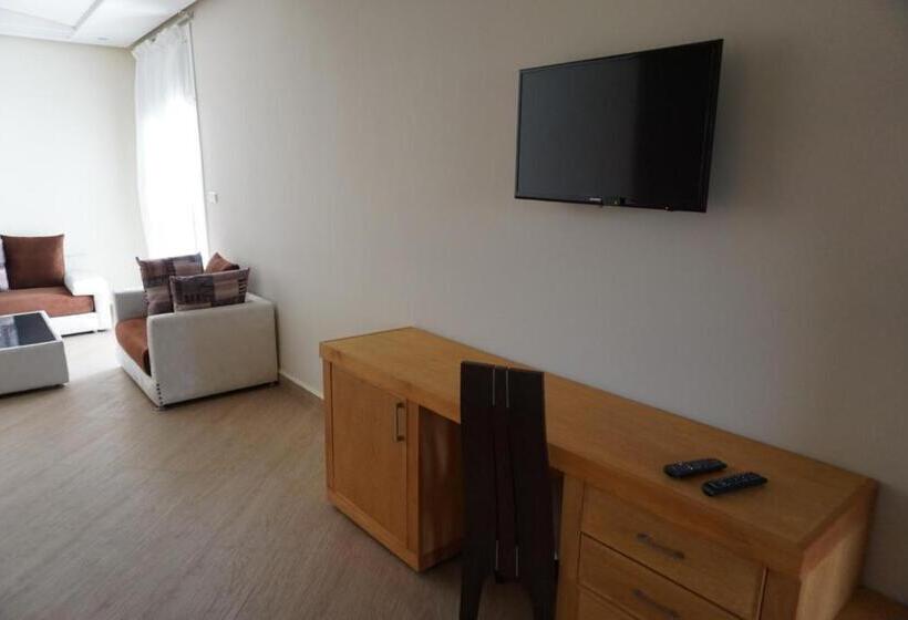 سوییت جونیور با چشم‌انداز استخر, Sun Beach Med