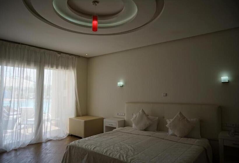 سوییت با چشم‌انداز استخر, Sun Beach Med