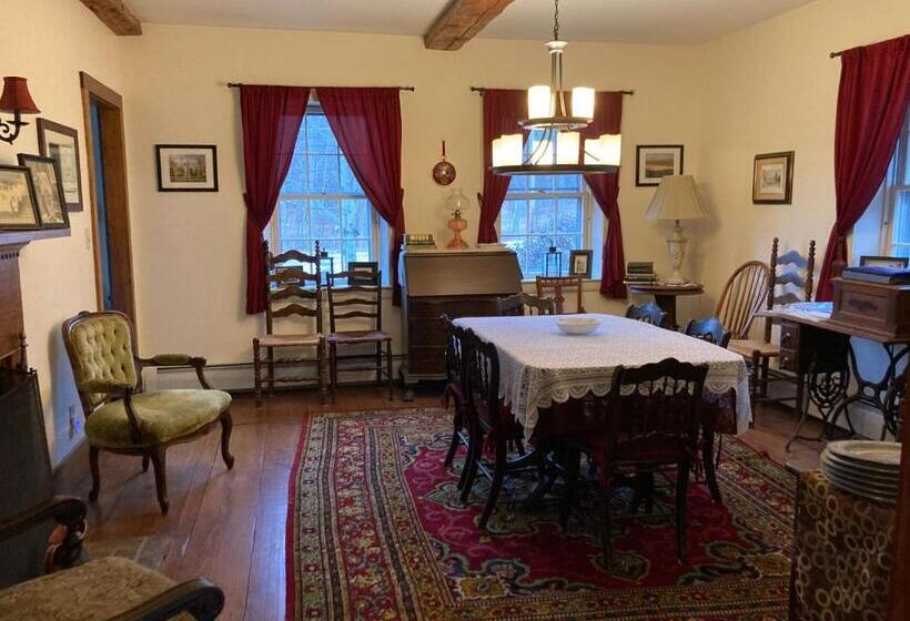 اتاق خانوادگی, Timber Post Bed & Breakfast