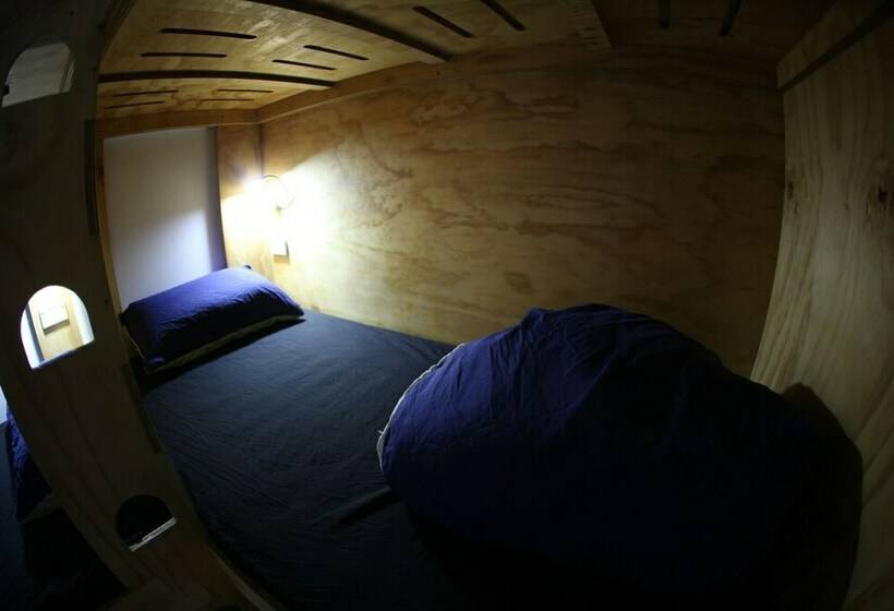 تختخواب در اتاق مشترک, Adventure Inn Marahau