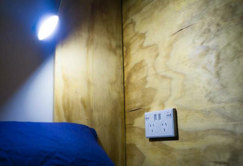 تختخواب در اتاق مشترک, Adventure Inn Marahau