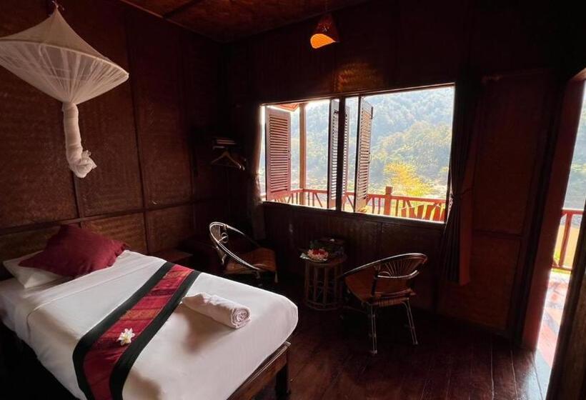 Deluxe room with river view, Mekong Riverside Lodge