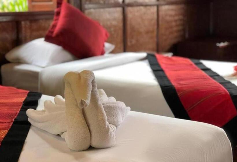 Deluxe room with river view, Mekong Riverside Lodge