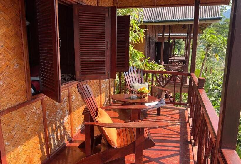 Deluxe room with river view, Mekong Riverside Lodge
