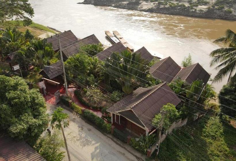 Deluxe room with river view, Mekong Riverside Lodge