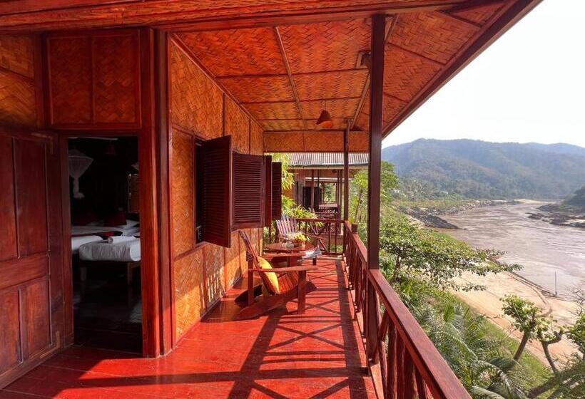 اتاق استاندارد سه تخته با چشم‌انداز, Mekong Riverside Lodge