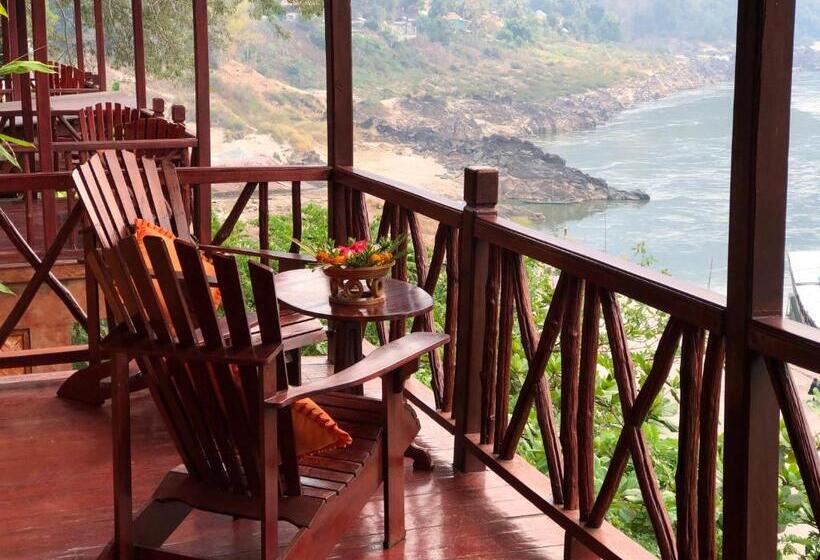 اتاق استاندارد سه تخته با چشم‌انداز, Mekong Riverside Lodge