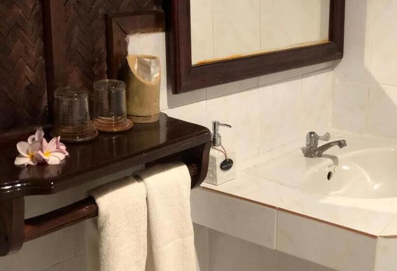 اتاق استاندارد سه تخته با چشم‌انداز, Mekong Riverside Lodge