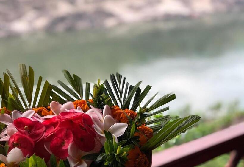اتاق استاندارد سه تخته با چشم‌انداز, Mekong Riverside Lodge