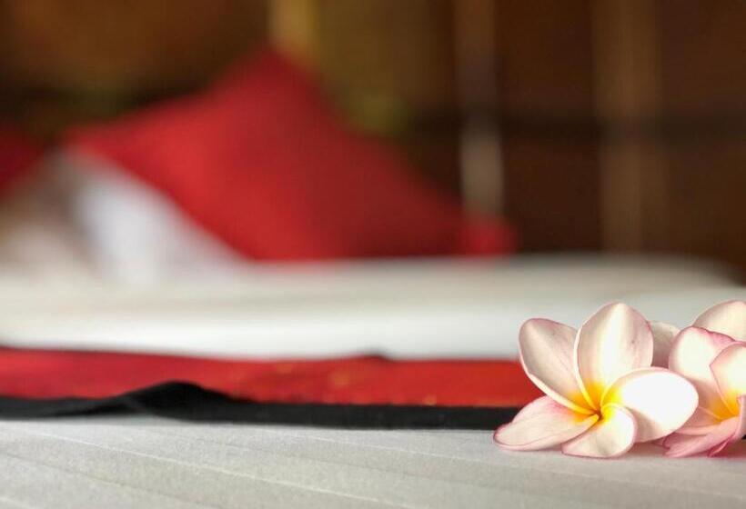 اتاق استاندارد سه تخته با چشم‌انداز, Mekong Riverside Lodge