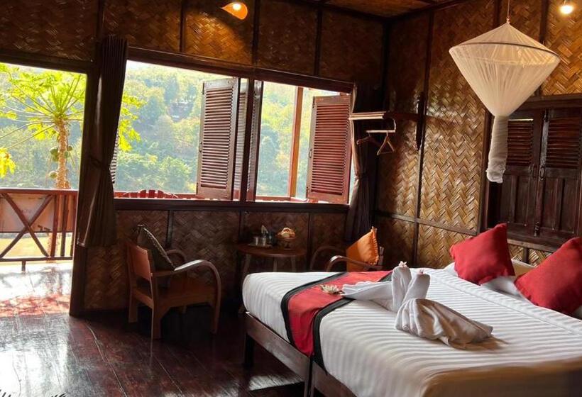 اتاق استاندارد سه تخته با چشم‌انداز, Mekong Riverside Lodge