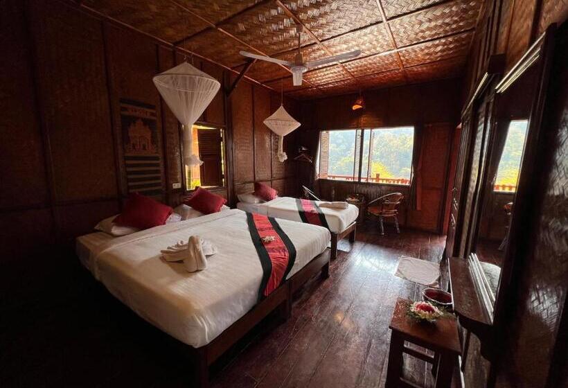 اتاق استاندارد سه تخته با چشم‌انداز, Mekong Riverside Lodge