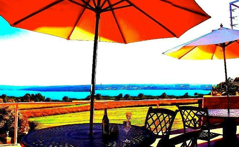 اتاق استاندارد با تخت بزرگ, A Cayuga Lakefront Inn   Hotel Alt, Ithaca New York