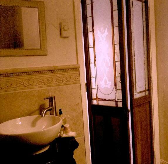 اتاق استاندارد با تخت بزرگ, A Cayuga Lakefront Inn   Hotel Alt, Ithaca New York