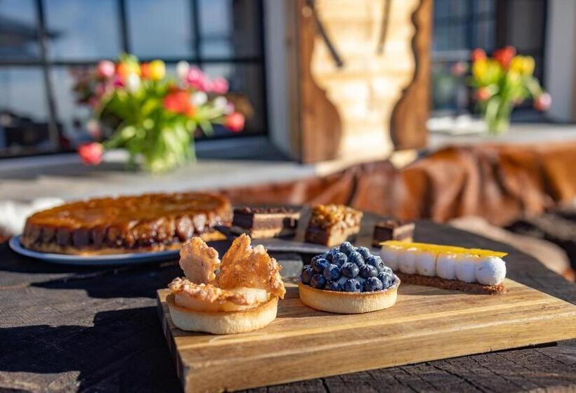 کلبه ییلاقی, Le Coucou Hotel Restaurant & Lounge Bar