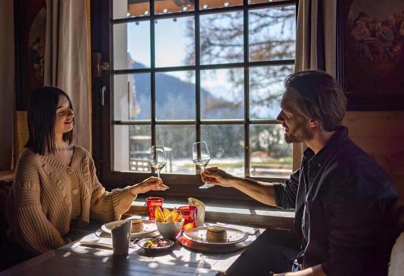 کلبه ییلاقی, Le Coucou Hotel Restaurant & Lounge Bar