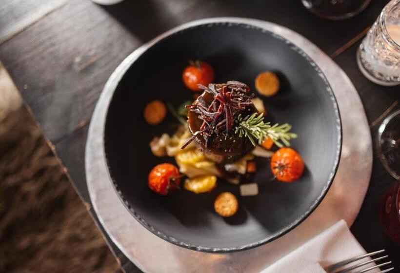 کلبه ییلاقی, Le Coucou Hotel Restaurant & Lounge Bar