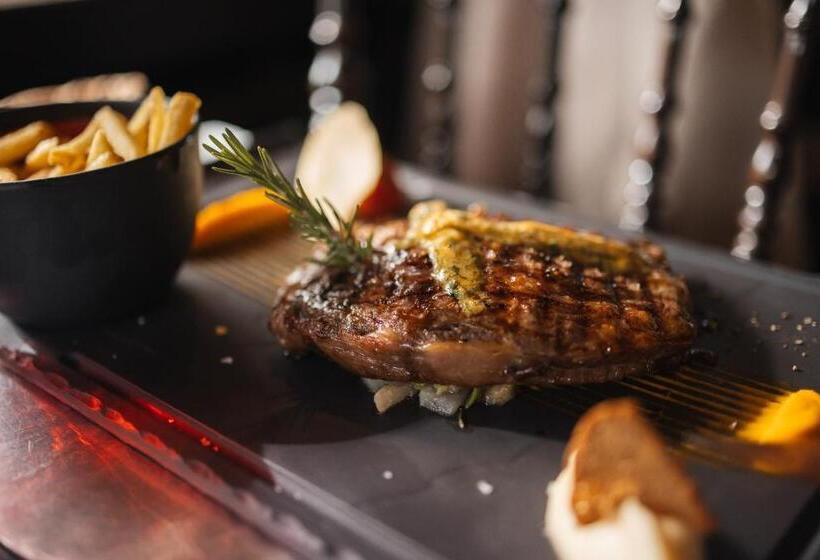 اتاق استاندارد با سرویس بهداشتی مشترک, Le Coucou Hotel Restaurant & Lounge Bar
