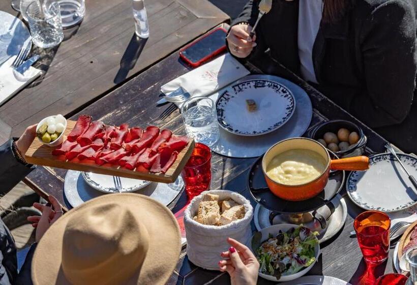 اتاق استاندارد با سرویس بهداشتی مشترک, Le Coucou Hotel Restaurant & Lounge Bar