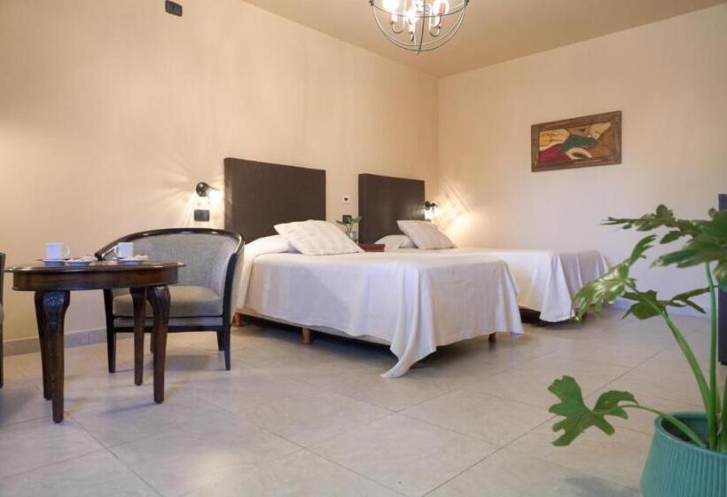 اتاق استاندارد سه نفره, Petit Hotel El Alcanfor
