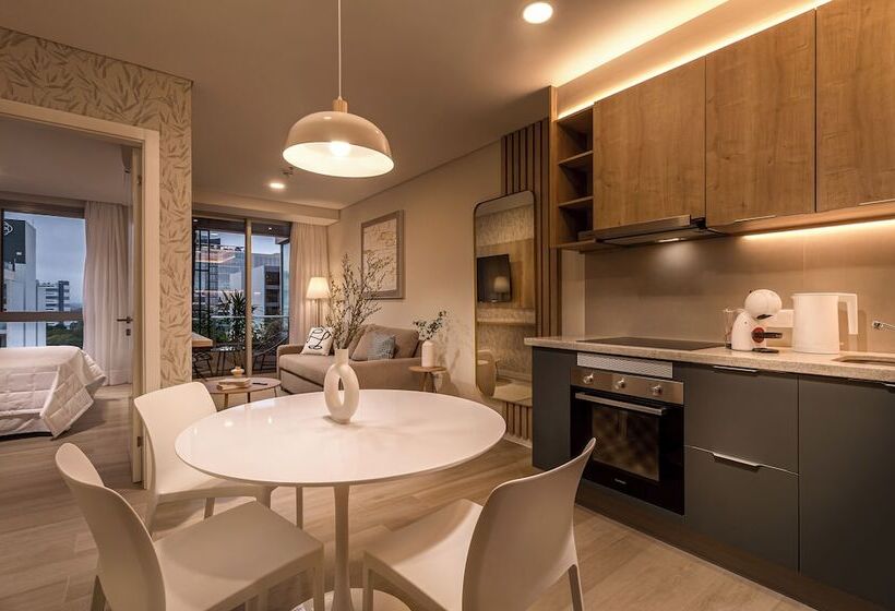 استودیوی لوکس, Houze   Stay & Residences By Ava