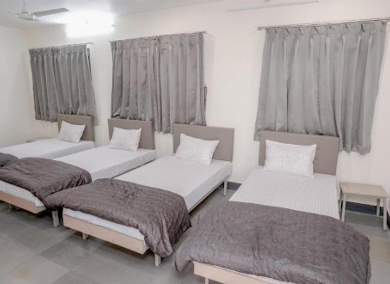 اتاق لوکس سه تخته, Anjali Residency Bhuj