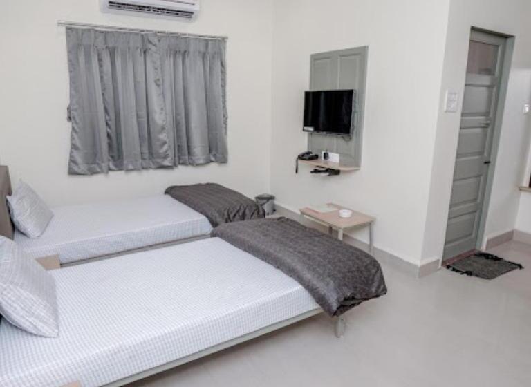 اتاق لوکس سه تخته, Anjali Residency Bhuj