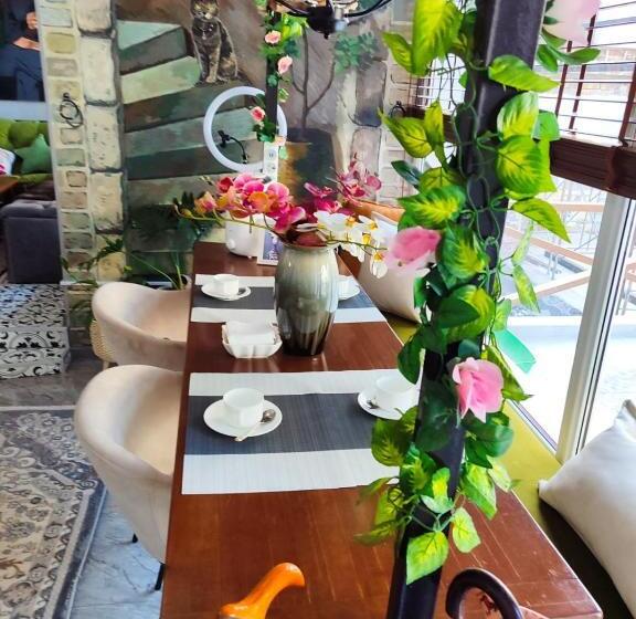 اتاق اکونومی, The Oldman House