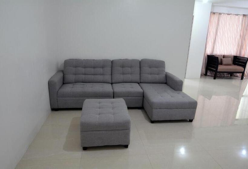 اتاق لوکس خانوادگی, Balai Condominiums