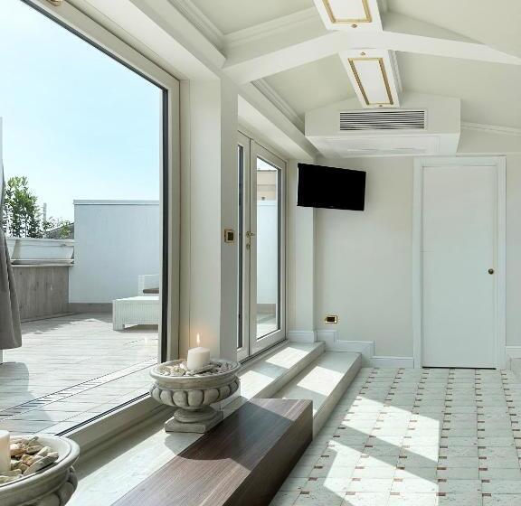 سوئیت با وان آب گرم, Queen Suite Di Opera Arte Rooms