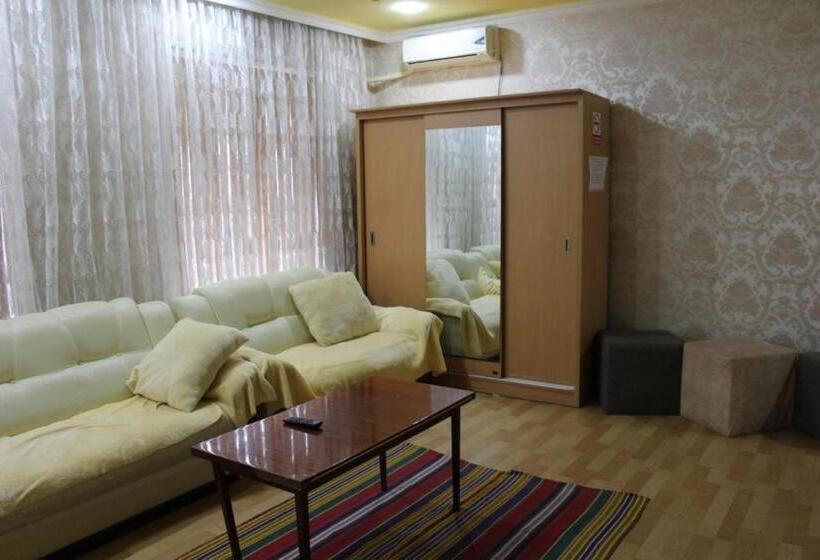 اتاق خانوادگی, Musarat Saray