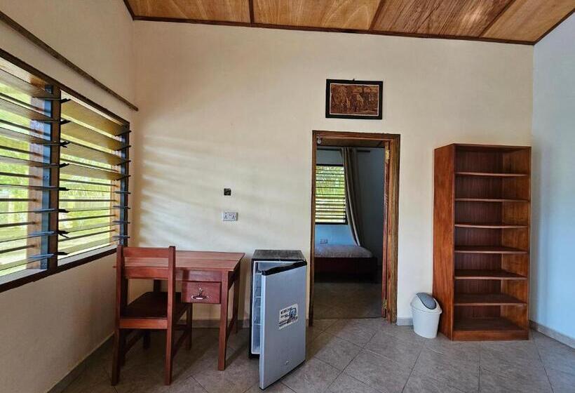 اتاق استاندارد چهارنفره با چشم‌انداز باغ, Uzoma S Lodge