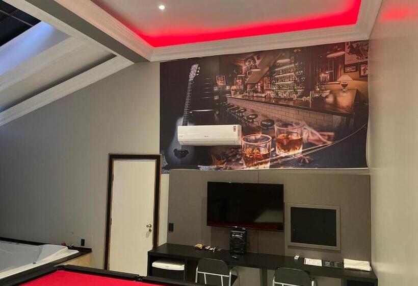 اتاق لوکس, Motel Bughaville